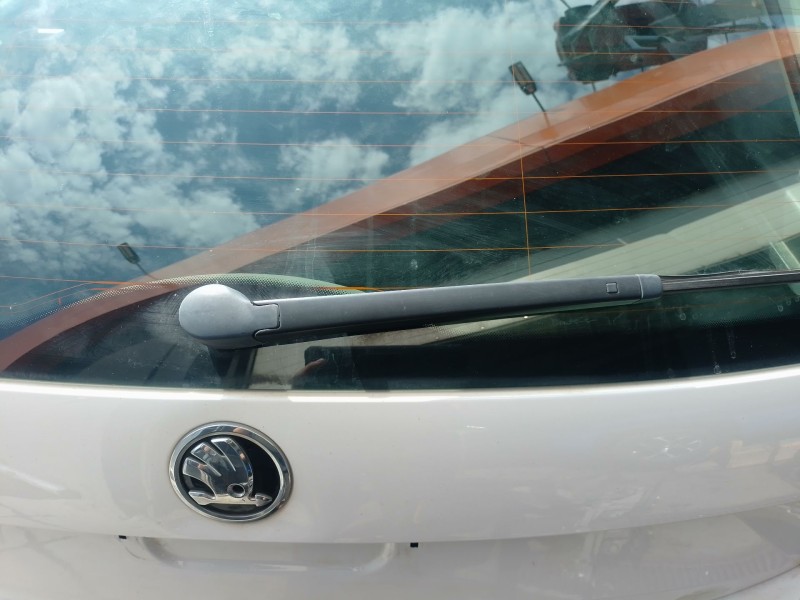 Recambio de brazo limpia trasero para skoda rapid spaceback (nh1) 1.4 tdi referencia OEM IAM   