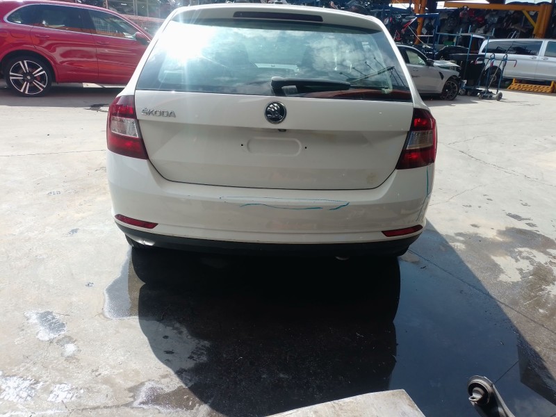 Recambio de paragolpes trasero para skoda rapid spaceback (nh1) 1.4 tdi referencia OEM IAM   