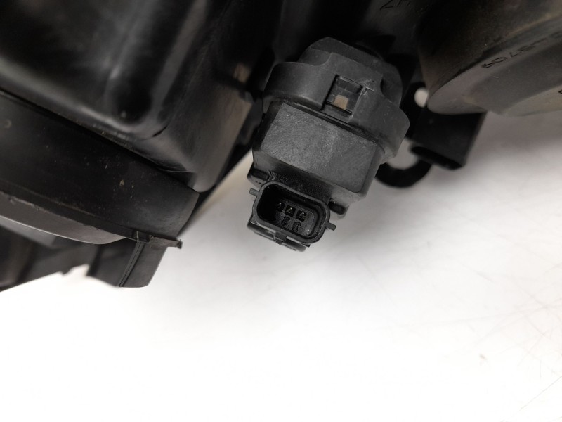 Recambio de faro derecho para renault clio iii (br0/1, cr0/1) 1.5 dci (br17, cr17) referencia OEM IAM   