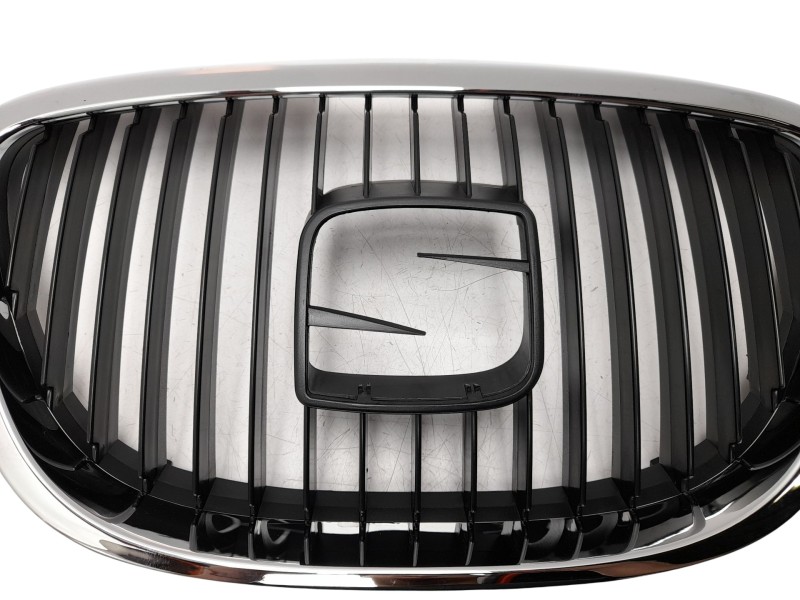 Recambio de rejilla delantera para seat leon (1p1) referencia OEM IAM  5P08536519B9 107212105/ST3202001