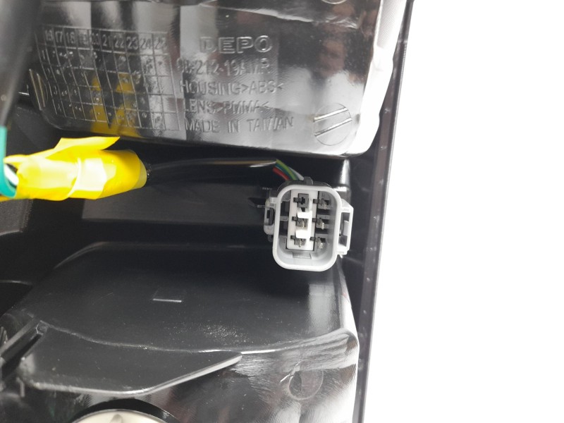 Recambio de piloto trasero derecho para toyota hilux (kun) referencia OEM IAM  815600K270 108909350/16908612/3750532/TY8224053