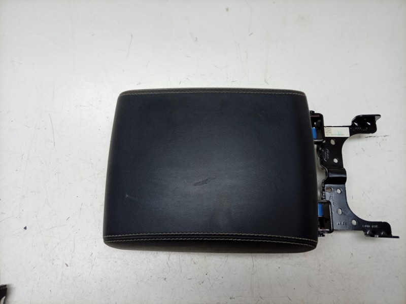 Recambio de apoyabrazos central para jaguar e-pace first edition referencia OEM IAM  J9C3045C74 