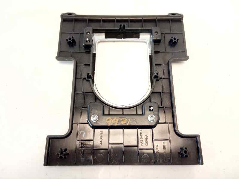 Recambio de moldura para land rover discovery 4 tdv6 se referencia OEM IAM CH22045H92  