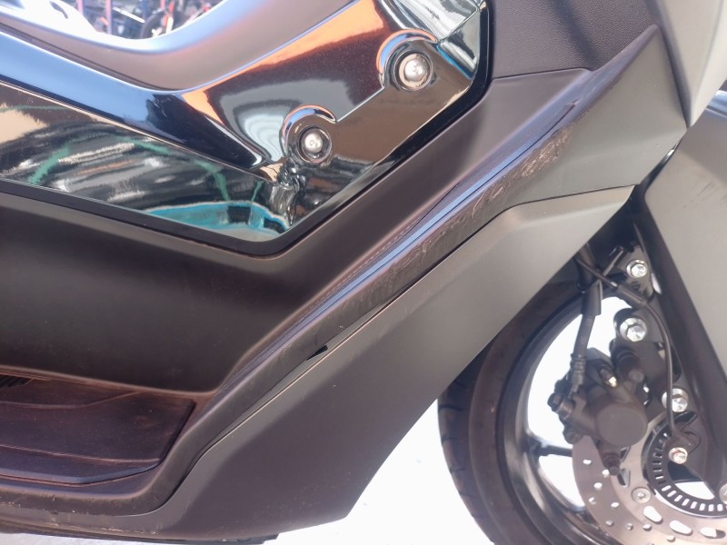 Recambio de estribera derecha para yamaha nmax nmax 125 (sec7, se97) referencia OEM IAM   