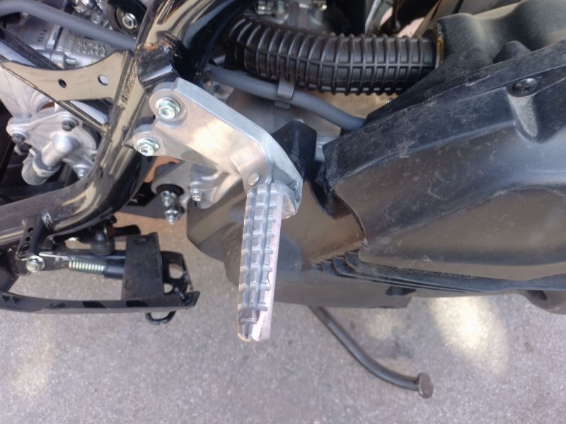 Recambio de estribera izquierda para yamaha nmax nmax 125 (sec7, se97) referencia OEM IAM   