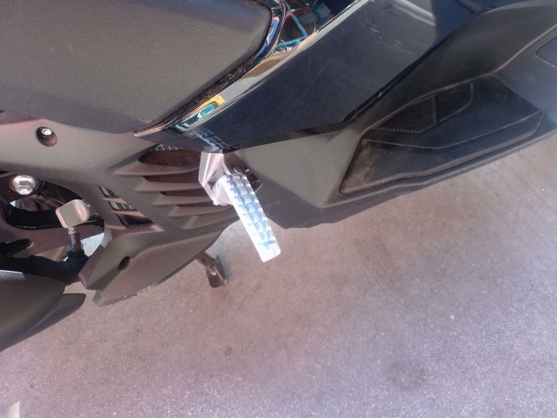 Recambio de estribera derecha para yamaha nmax nmax 125 (sec7, se97) referencia OEM IAM   