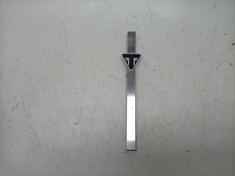 Recambio de moldura para triumph rocket 3 r referencia OEM IAM  T3951009 