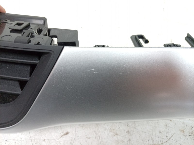 Recambio de aireador central para renault captur ii (hf_) tce 90 (hfm6) referencia OEM IAM  687605844R 