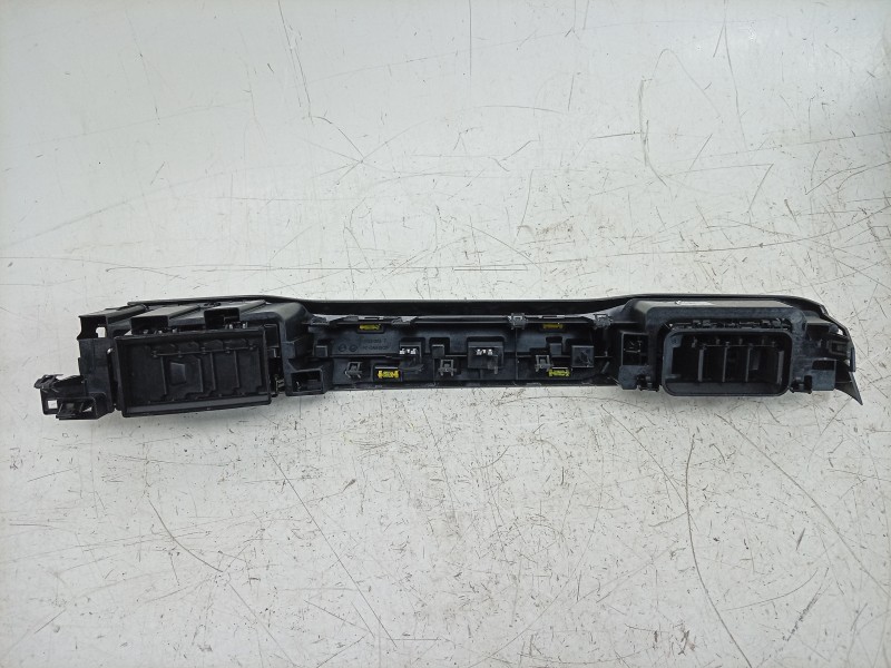 Recambio de aireador central para renault captur ii (hf_) tce 90 (hfm6) referencia OEM IAM  687605844R 