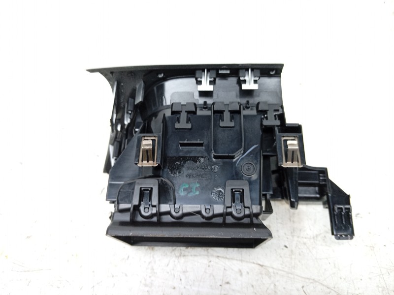 Recambio de aireador central izquierdo para renault captur ii (hf_) tce 90 (hfm6) referencia OEM IAM  687501725R 