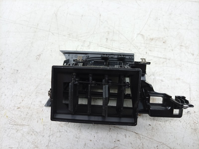 Recambio de aireador central izquierdo para renault captur ii (hf_) tce 90 (hfm6) referencia OEM IAM  687501725R 