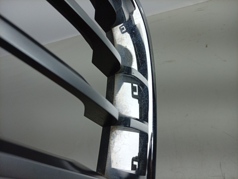 Recambio de rejilla delantera para bmw x1 (f48) sdrive 18 d referencia OEM IAM 7383365 7354823 