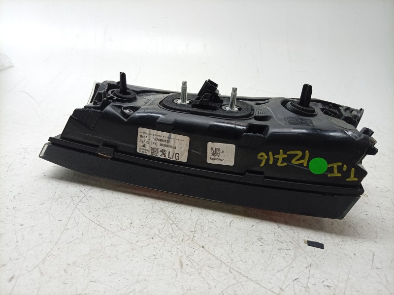Recambio de piloto trasero derecho interior para peugeot 2008 ii (ud_, us_, uy_, uj_, ur_, uc_) 1.2 puretech 100 referencia OEM 