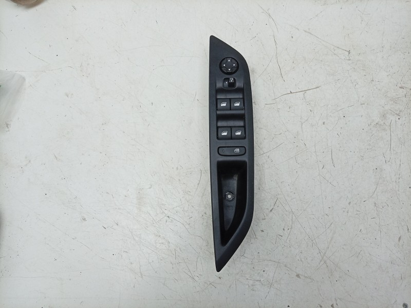 Recambio de mando elevalunas delantero izquierdo para peugeot 208 5p allure hybrid 110 edcs6 referencia OEM IAM  98349233ZD 1060