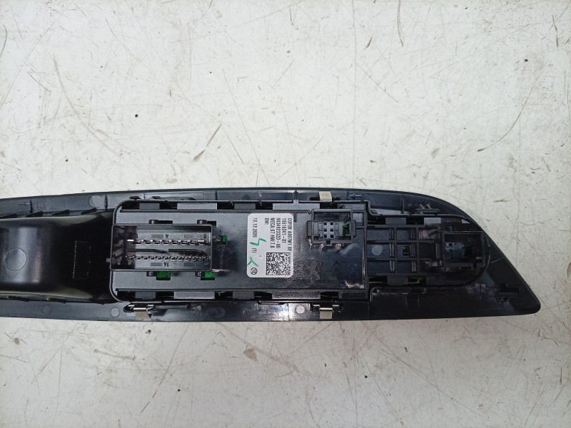 Recambio de mando elevalunas delantero izquierdo para peugeot 208 5p allure hybrid 110 edcs6 referencia OEM IAM  98349233ZD 1060
