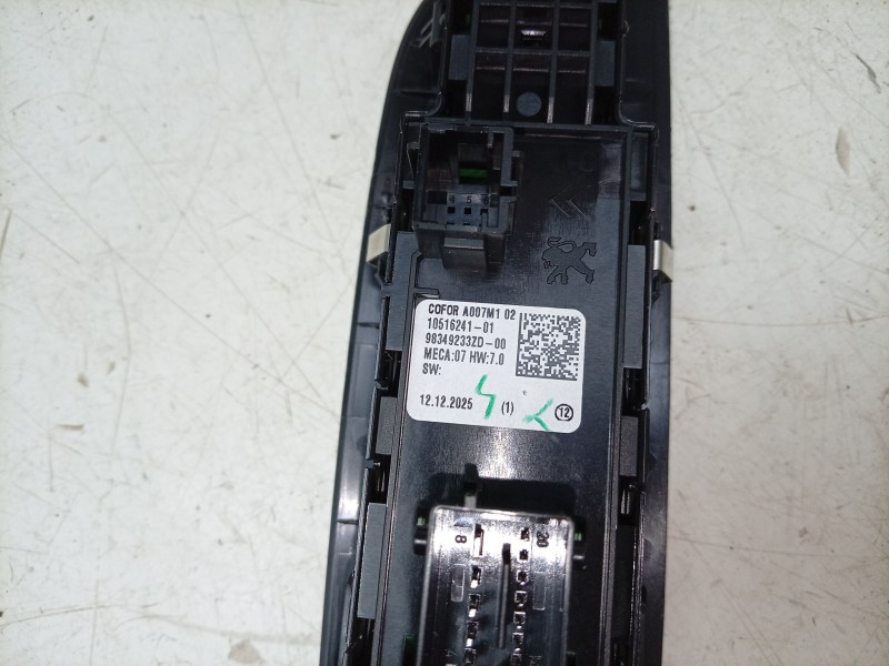 Recambio de mando elevalunas delantero izquierdo para peugeot 208 5p allure hybrid 110 edcs6 referencia OEM IAM  98349233ZD 1060
