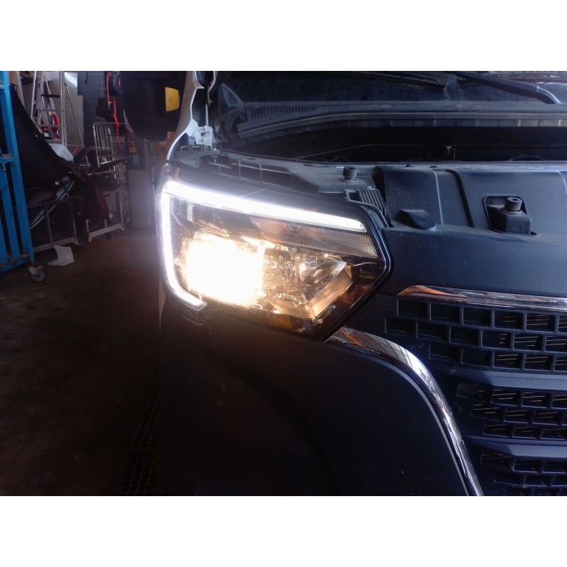 Recambio de faro derecho para renault master iii furgoneta (fv) 2.3 dci 150 fwd (fv0f, fv03) referencia OEM IAM   