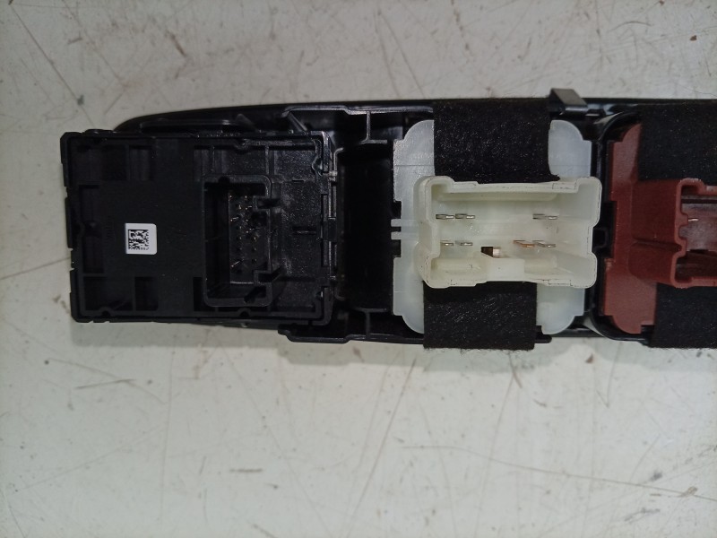 Recambio de mando elevalunas delantero izquierdo para dacia sandero iii 1.0 tce 90 eco-g referencia OEM IAM  254112588R 