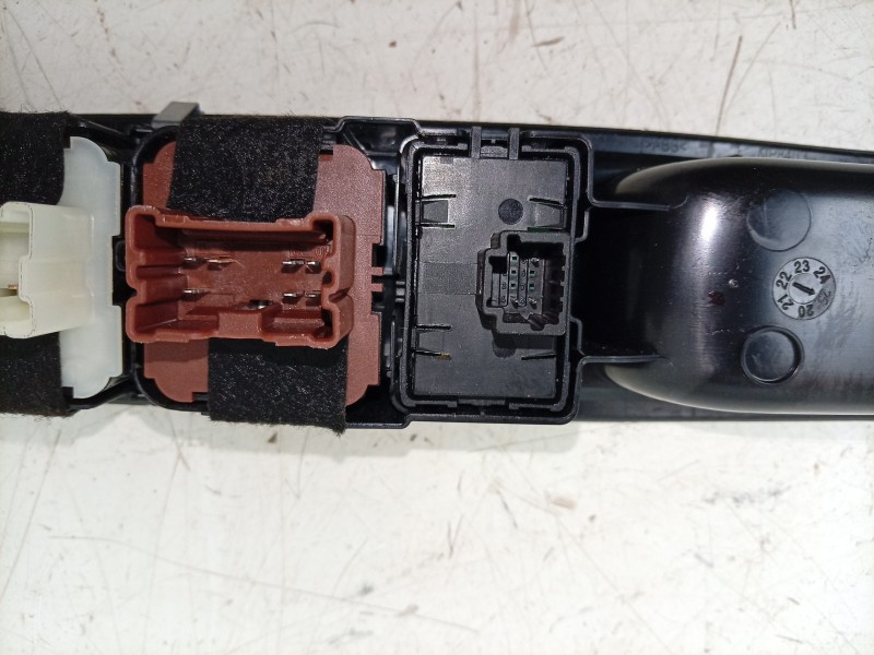 Recambio de mando elevalunas delantero izquierdo para dacia sandero iii 1.0 tce 90 eco-g referencia OEM IAM  254112588R 