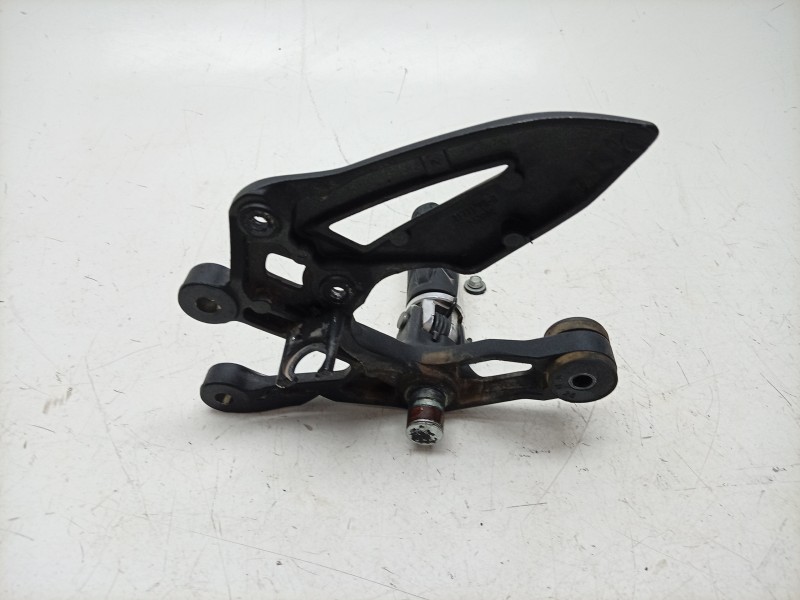 Recambio de estribera derecha para suzuki gsx-s 1000 referencia OEM IAM  4351635F20000 