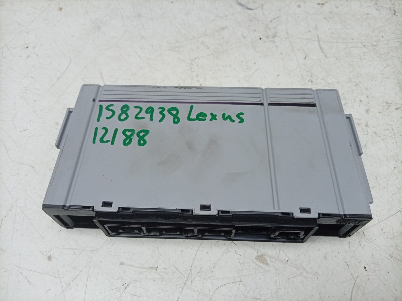 Recambio de caja reles / fusibles para lexus is iii (_e3_) 300h (ave30_) referencia OEM IAM  8264453010 