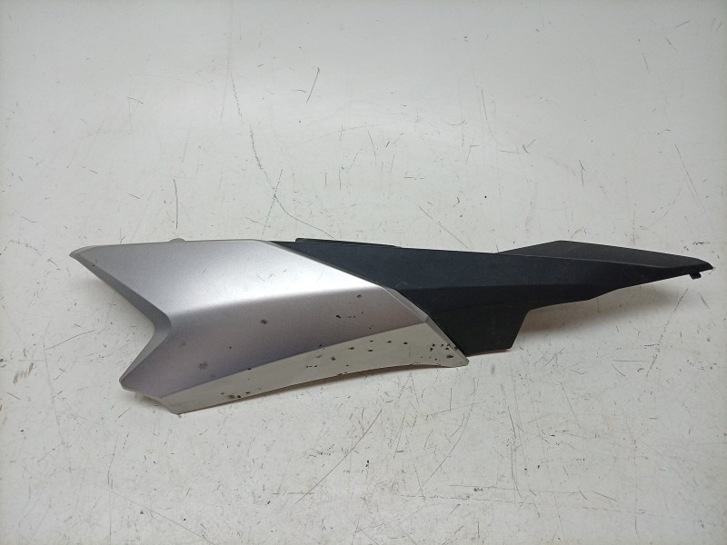 Recambio de molduras traseras para honda nc nc 750 x (rh09) referencia OEM IAM  77231MKWD00 