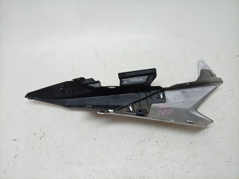 Recambio de molduras traseras para honda nc nc 750 x (rh09) referencia OEM IAM  77231MKWD00 