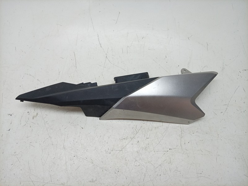 Recambio de molduras traseras para honda nc nc 750 x (rh09) referencia OEM IAM  77221MKWD00 