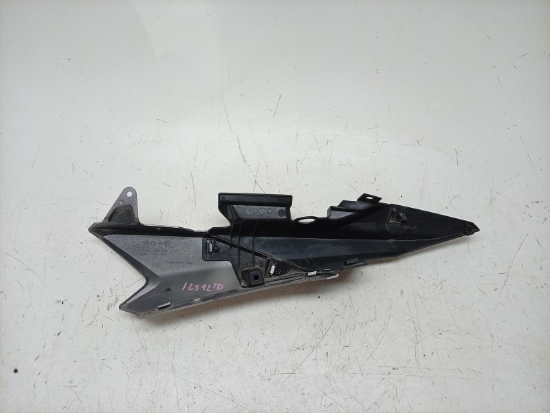 Recambio de molduras traseras para honda nc nc 750 x (rh09) referencia OEM IAM  77221MKWD00 