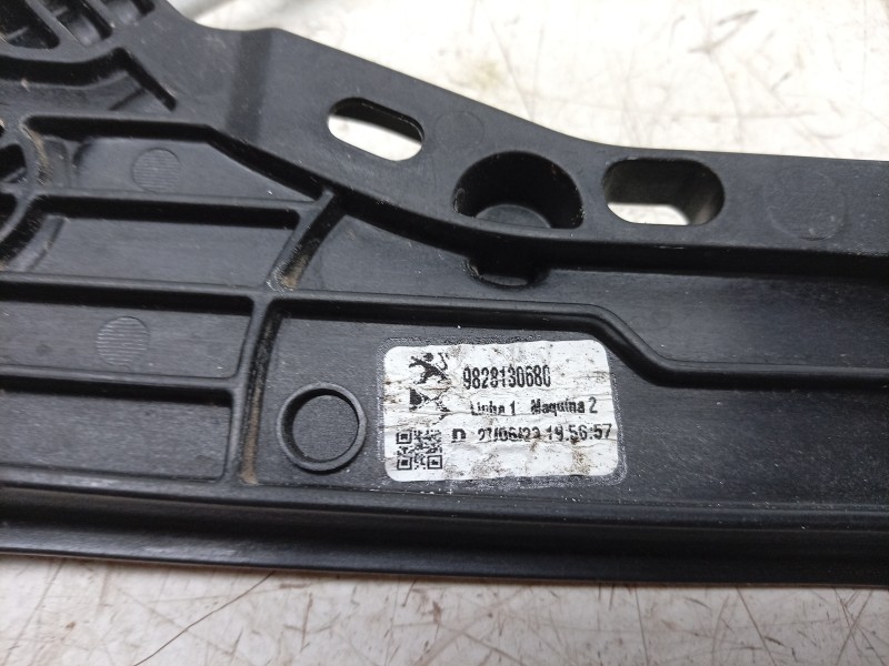 Recambio de elevalunas delantero derecho para peugeot 2008 ii (ud_, us_, uy_, uj_, ur_, uc_) 1.2 puretech 100 referencia OEM IAM