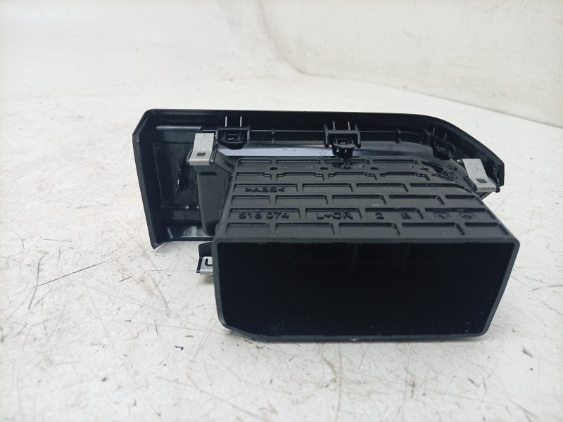 Recambio de aireador izquierdo para dacia sandero iii 1.0 tce 90 eco-g referencia OEM IAM  687613010R 