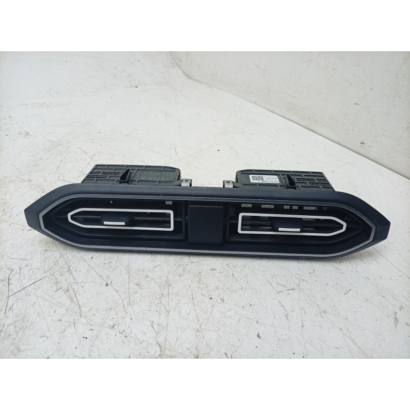 Recambio de aireador central para dacia sandero iii 1.0 tce 90 eco-g referencia OEM IAM  687601008R 