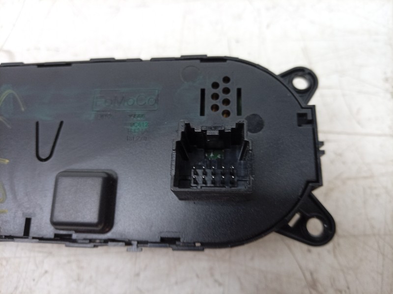 Recambio de mando climatizador para volkswagen caravelle t7 2.5 ehybrid referencia OEM IAM 18E272 S74T18E272AD 