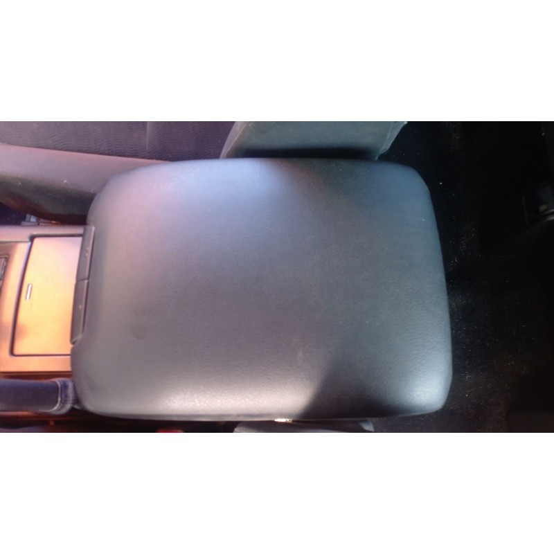 Recambio de apoyabrazos central para toyota land cruiser 3p 3.0 d-4d 190 cv referencia OEM IAM   