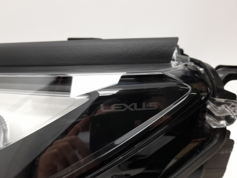 Recambio de faro izquierdo para lexus lbx referencia OEM IAM  8110652Q30 