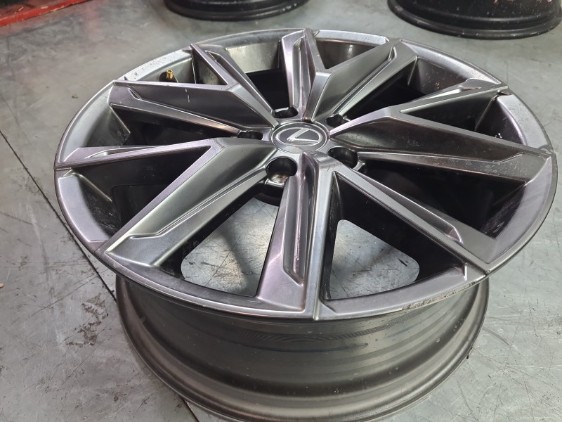 Recambio de llanta para lexus lbx referencia OEM IAM  4261152E00 
