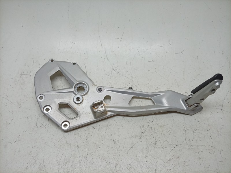 Recambio de estribera izquierda para bmw f 900 r f 900 r referencia OEM IAM  46718404013 