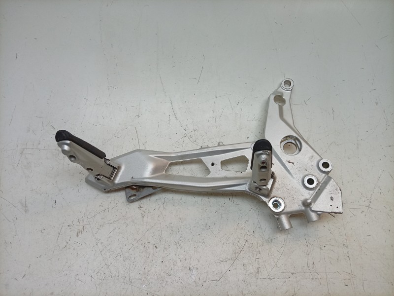 Recambio de estribo lateral para bmw f 900 r f 900 r referencia OEM IAM  46718404012 