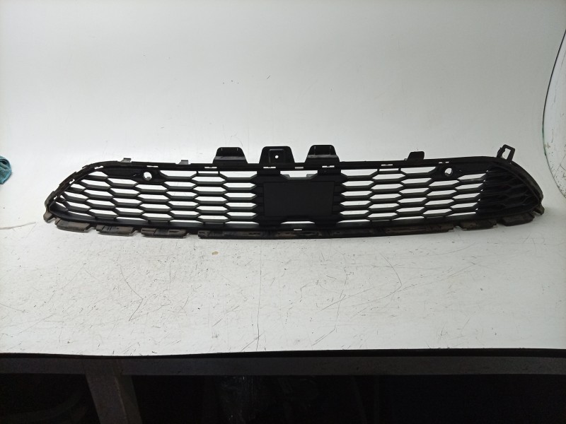 Recambio de rejilla paragolpes central para dacia sandero iii 1.0 tce 90 eco-g referencia OEM IAM  601971468R 