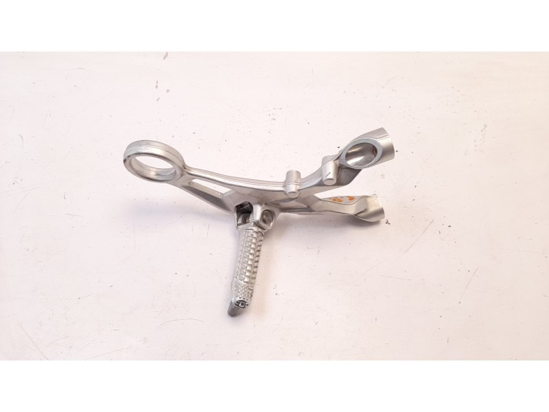 Recambio de estribo para bmw s 1000 rr s 1000 rr referencia OEM IAM 46718559066  