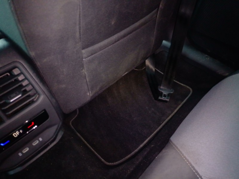 Recambio de juego alfombrillas para seat leon sportstourer (kl8, kld) 1.5 etsi referencia OEM IAM   