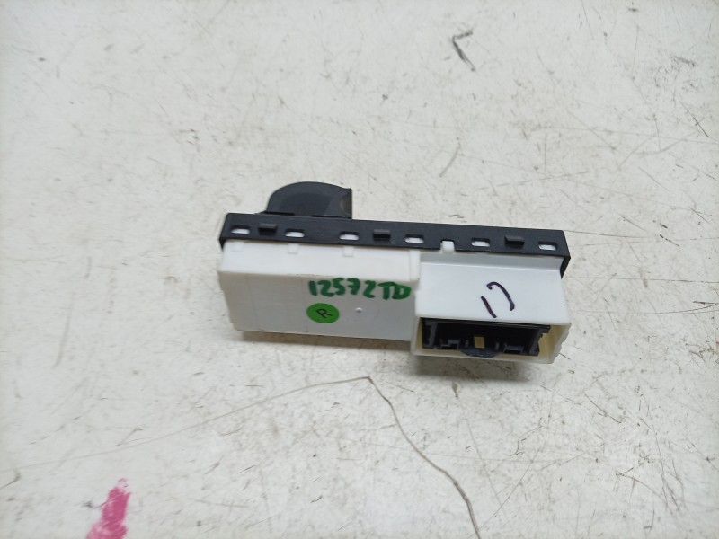 Recambio de mando elevalunas trasero derecho para fiat tipo station wagon (356_, 357_) 1.3 d (356wxh1a) referencia OEM IAM  7357
