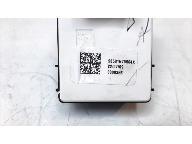 Recambio de mando elevalunas delantero derecho para hyundai tucson (nx) klass 2wd referencia OEM IAM 93581N70504X  