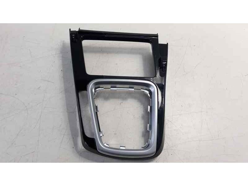Recambio de molduras delanteras para kia ceed 1.6 crdi cat referencia OEM IAM 84631J7100  