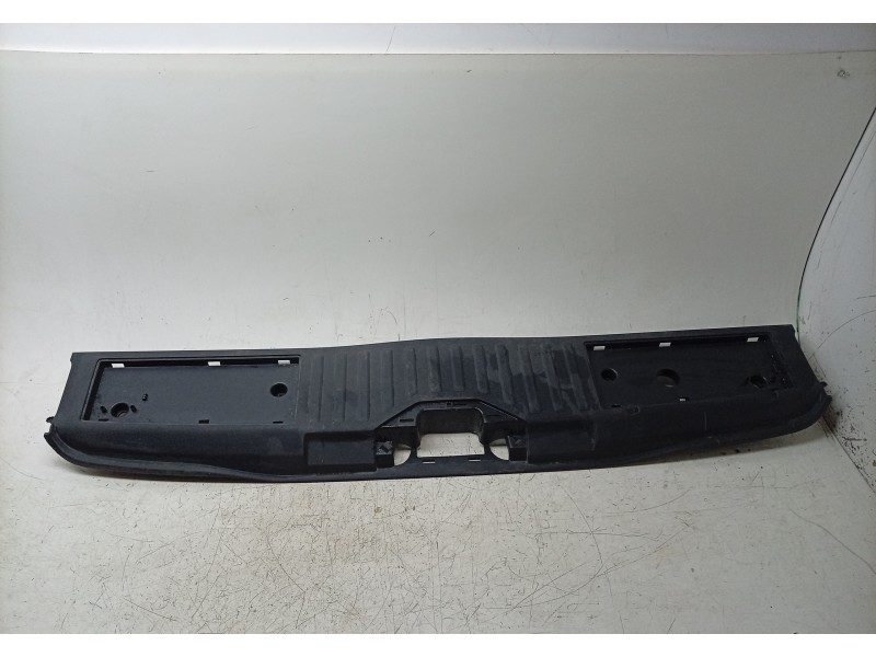 Recambio de molduras traseras para volkswagen caravelle t7 2.5 ehybrid referencia OEM IAM  PZ31B40318A 