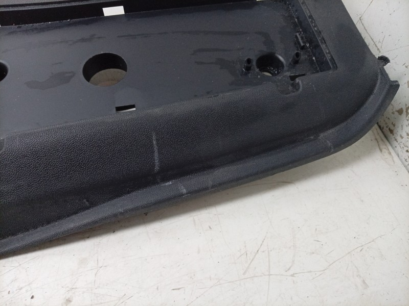 Recambio de molduras traseras para volkswagen caravelle t7 2.5 ehybrid referencia OEM IAM  PZ31B40318A 