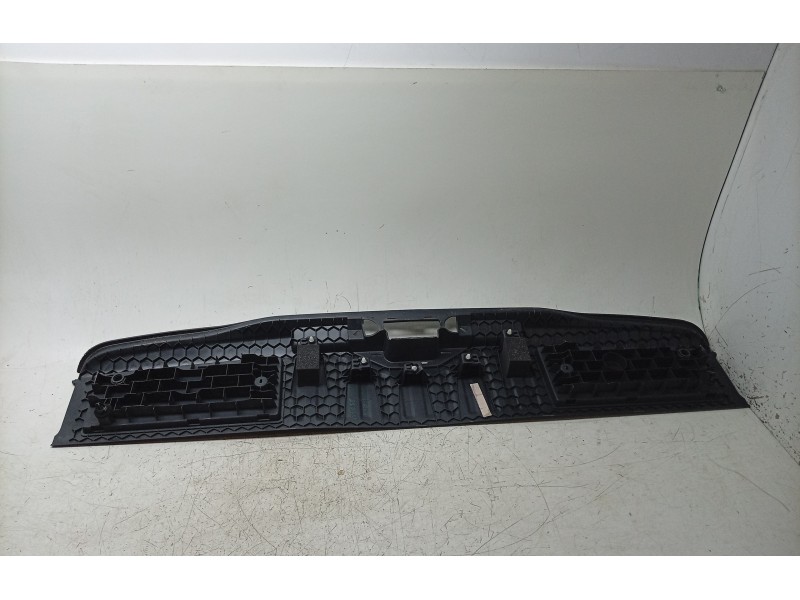 Recambio de molduras traseras para volkswagen caravelle t7 2.5 ehybrid referencia OEM IAM  PZ31B40318A 