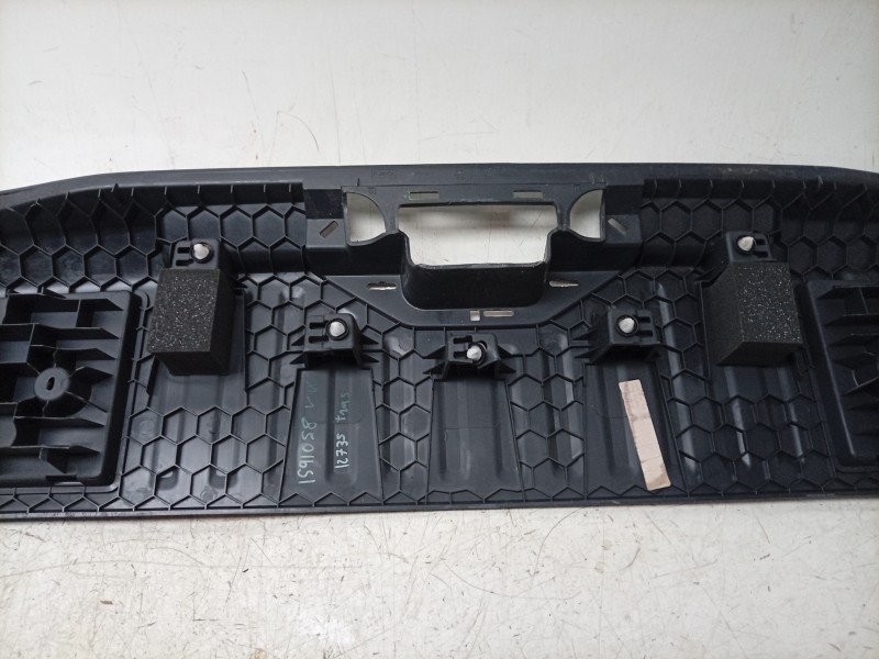 Recambio de molduras traseras para volkswagen caravelle t7 2.5 ehybrid referencia OEM IAM  PZ31B40318A 