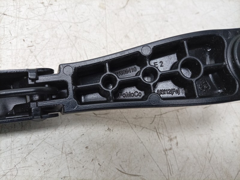 Recambio de brazo limpia delantero izquierdo para volkswagen caravelle t7 2.5 ehybrid referencia OEM IAM  W609410E2 