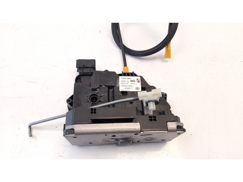 Recambio de cerradura puerta delantera derecha para opel corsa e selective ecoflex referencia OEM IAM 13431840  